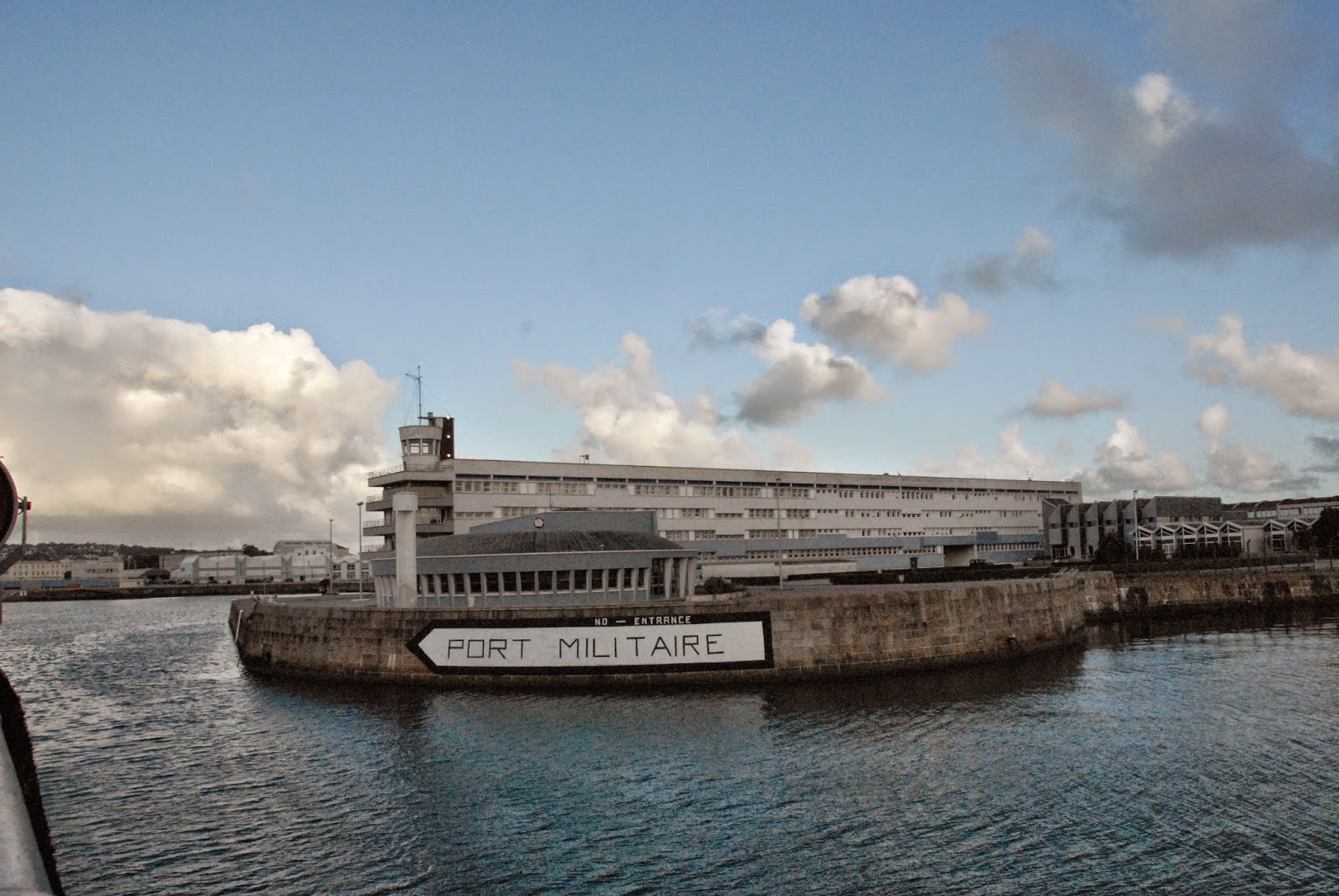 port militaire (photo M. Bergougniou)