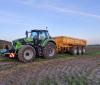 c'est un tracteur deutz 7250ttv de 250ch et une benne tp trois essieux avec 24 tonnes de charges utiles freinage a aire, le premier et le troisièmes essieux sont suiveur forcé, report de charge. 